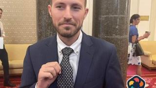 Депутатът, дръпнал вратовръзката на Копейкин в парламента, заснет на гей парада