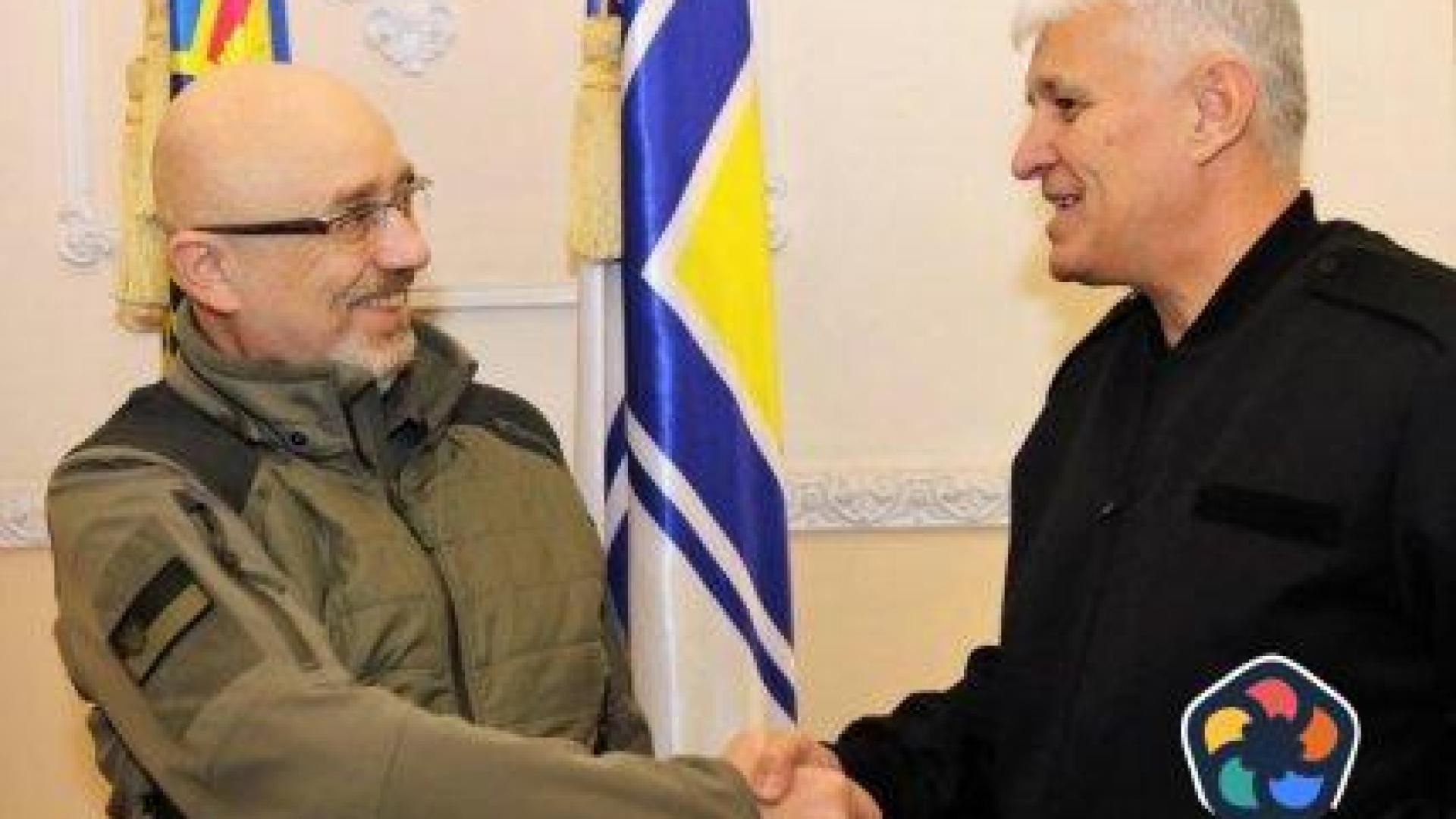 Министърът на отбраната е на посещение в Украйна