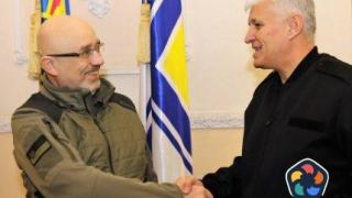 Министърът на отбраната е на посещение в Украйна