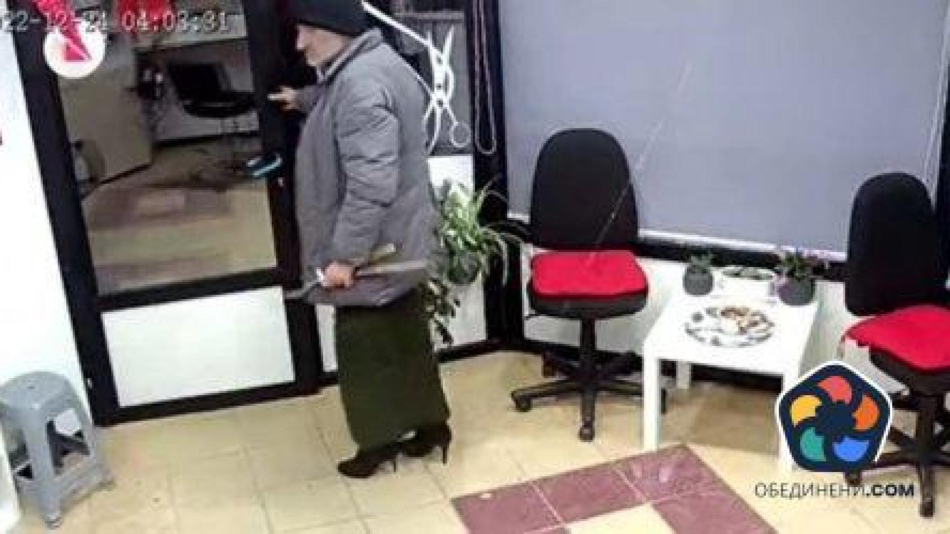С пола и токчета. Мъж обра фризьорски салон във Варна