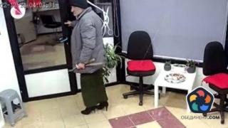 С пола и токчета. Мъж обра фризьорски салон във Варна
