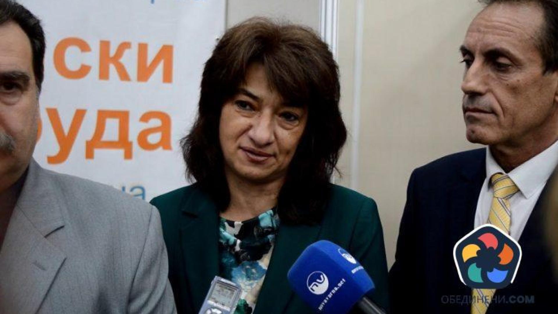 Замитане на следи: Шефката в Агенцията по заетостта Кремена Калчева заловена да изнася документи!