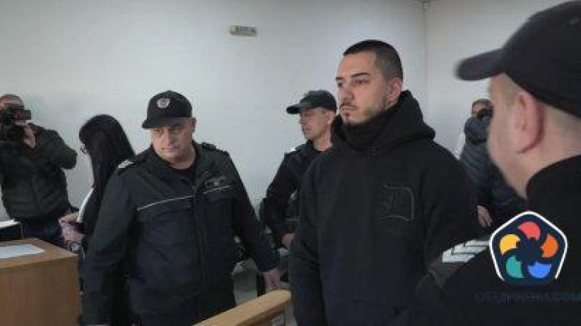 Съдът остави зад решетките полицая, хванат да прекарва мигранти