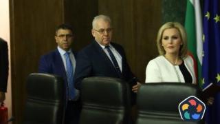 2-3 хил. евро струва прекарването на мигрант. Возят ги в линейки, катафалки и кепмери