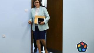 Нинова не казва докога ще държи третия мандат