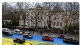 Голям украински флаг бе изрисуван пред руското посолство в Лондон