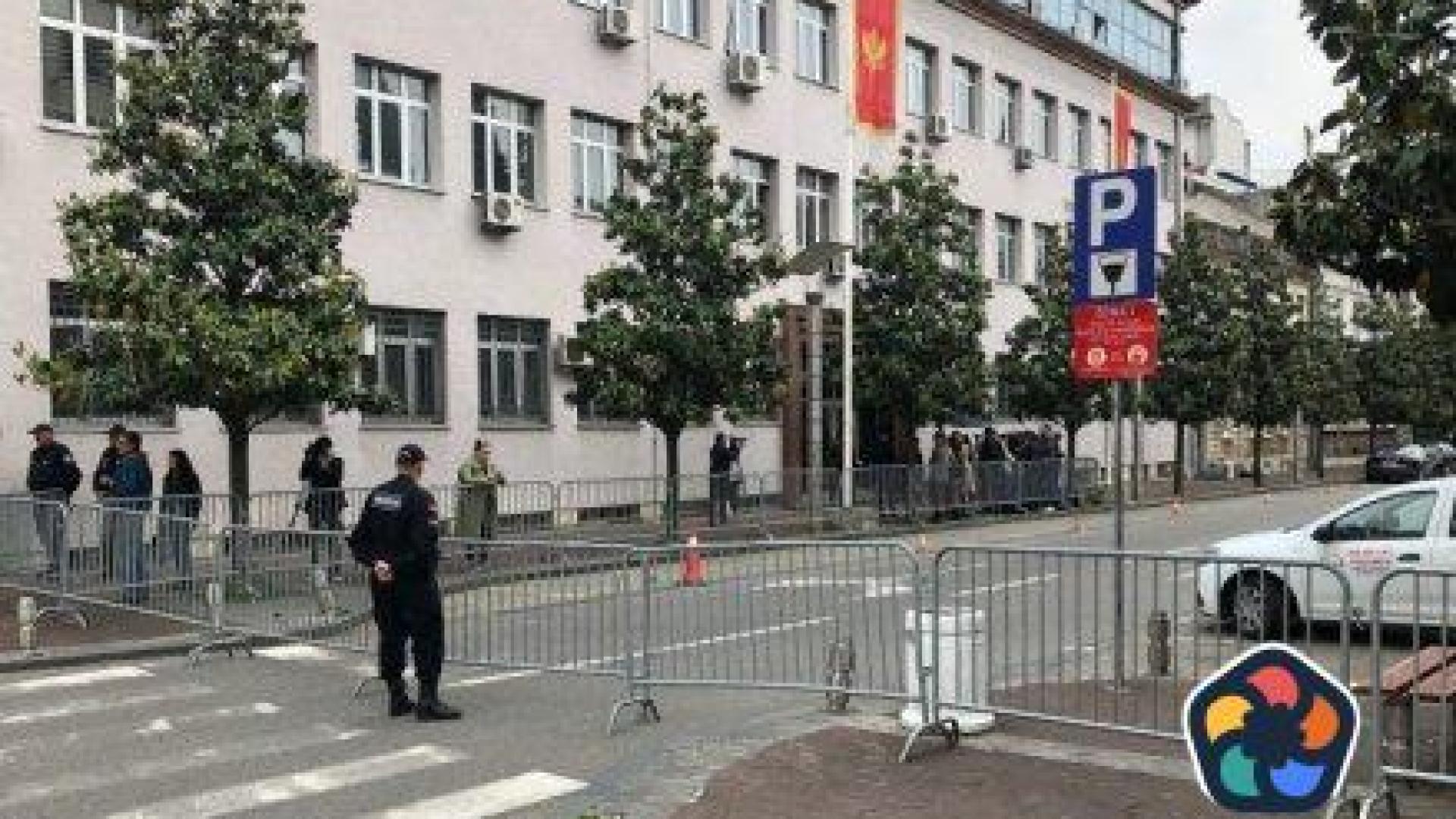 Един загинал при взрив на граната пред съда в Подгорица
