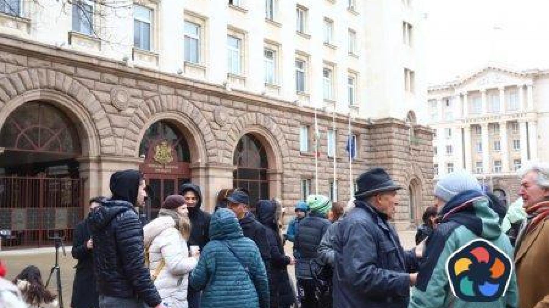 “Движение за култура” поиска от президента край на "разрушителтата криза" в Народния театър