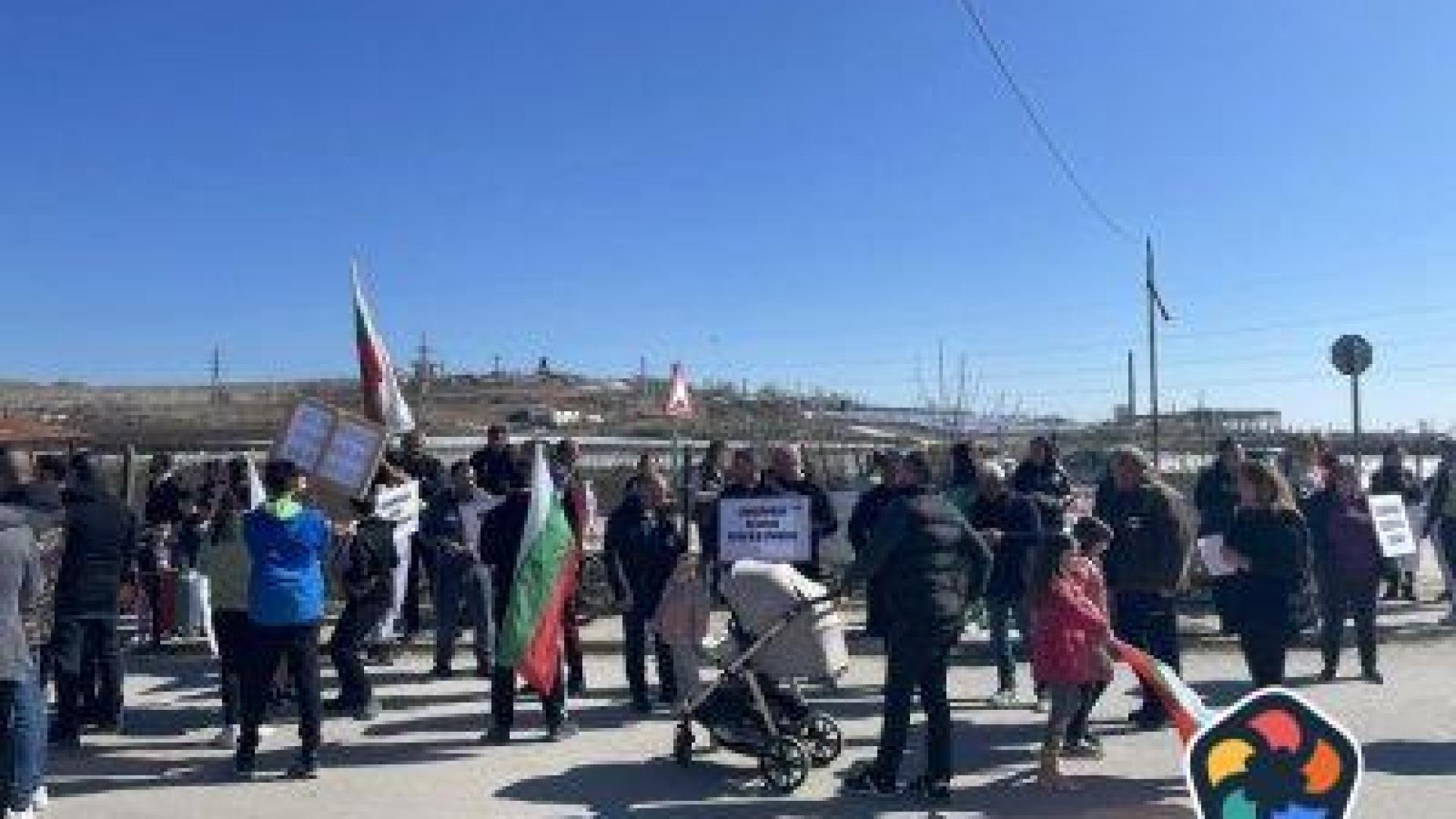 Жители на село Шишманци протестираха срещу разширяване на кариера за инертни материали