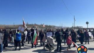 Жители на село Шишманци протестираха срещу разширяване на кариера за инертни материали
