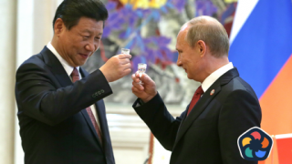 Си Цзинпин пристигна в Москва