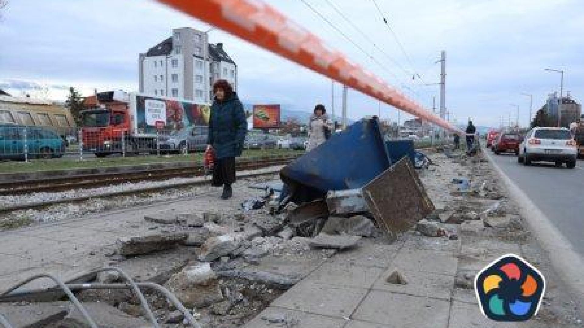 Кола помете спирка на градския транспорт в София (снимки)