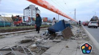 Кола помете спирка на градския транспорт в София (снимки)