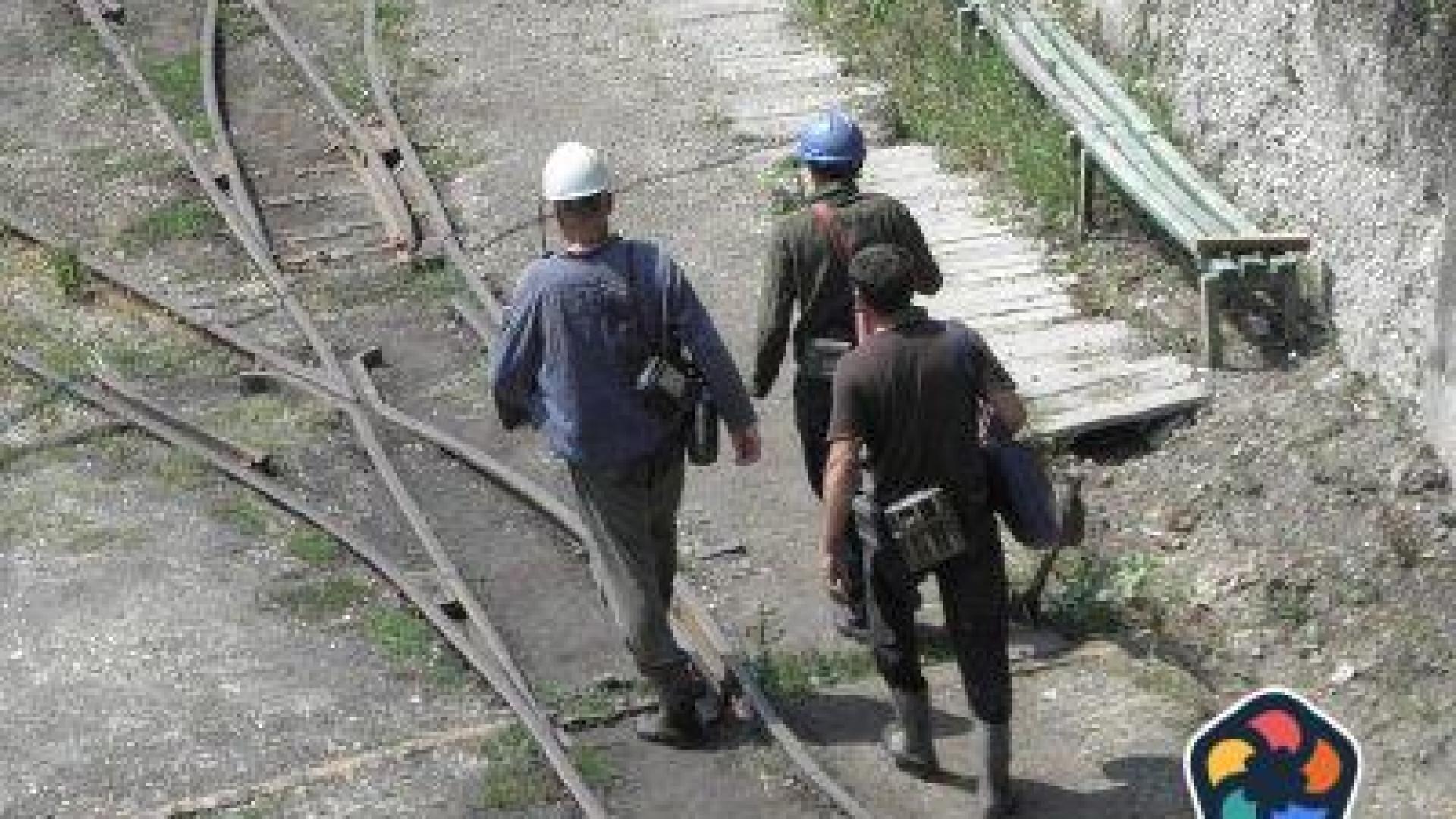 По-високи заплати, добавки и повече отпуск за миньорите