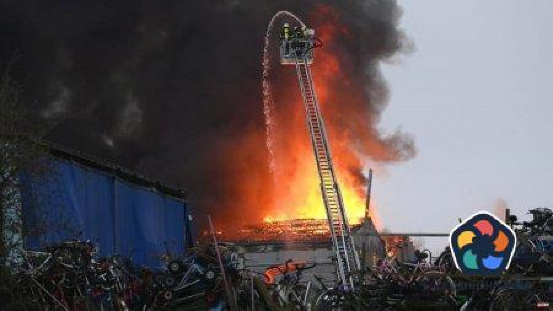 Опасност от обгазяване в Хамбург заради огромен пожар в складове