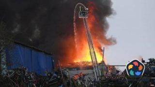 Опасност от обгазяване в Хамбург заради огромен пожар в складове