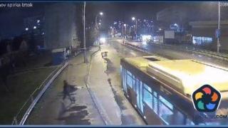 Издирва се мъж, хвърлил камък по движещ се рейс в Перник (видео)