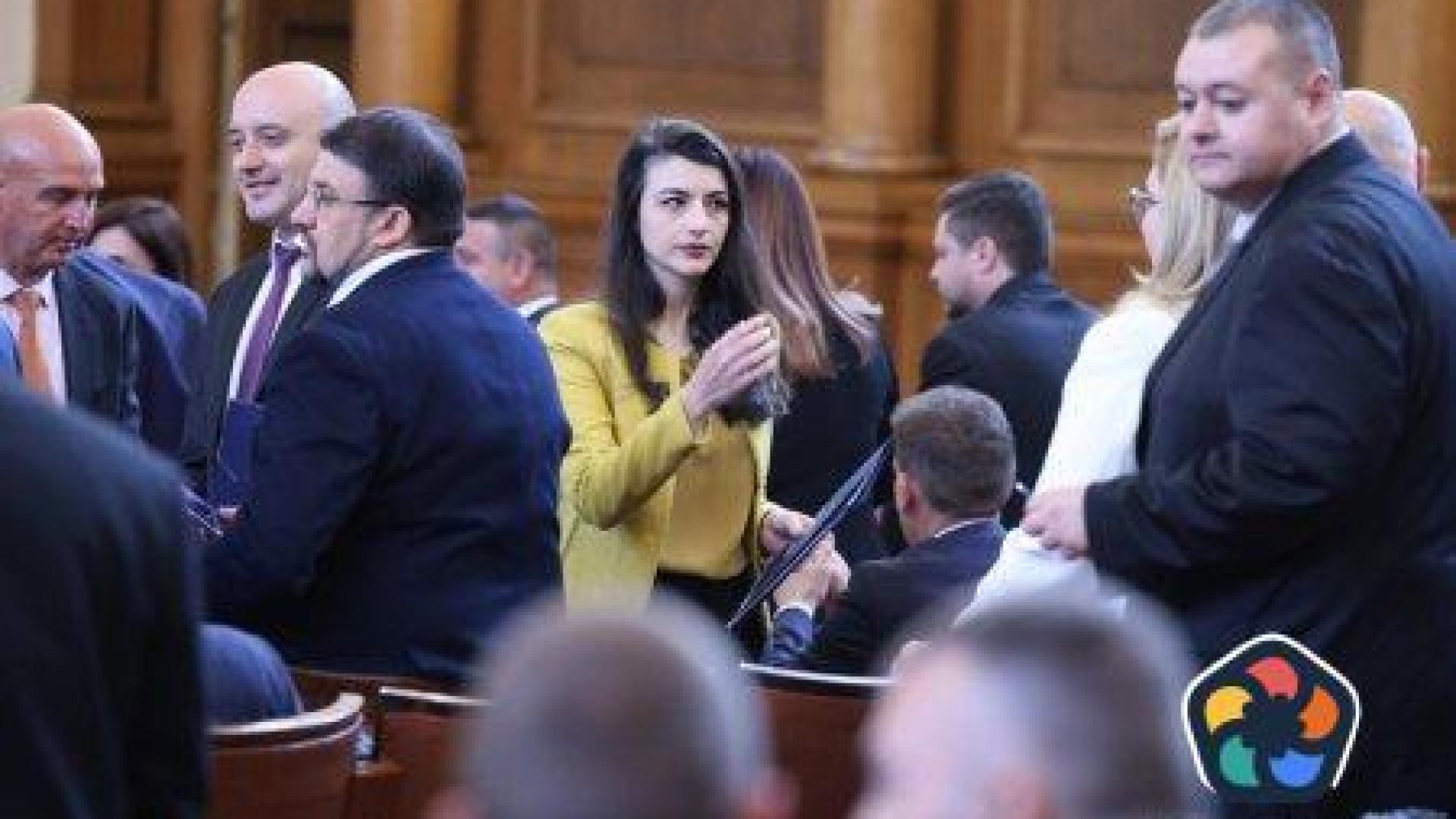 Лена Бориславова положи клетва като депутат и подаде оставка