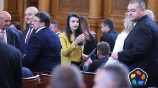 Лена Бориславова положи клетва като депутат и подаде оставка