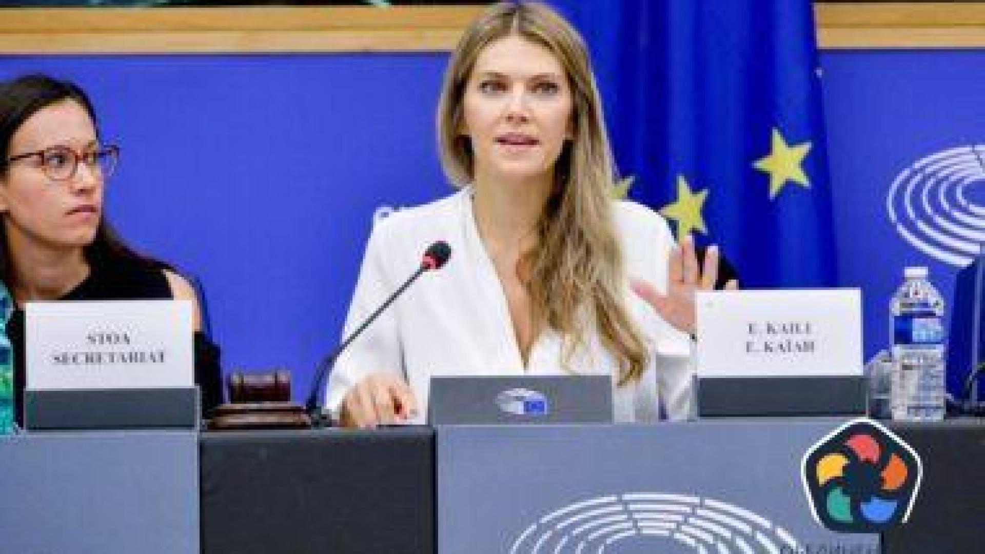 Обвинената в корупция евродепутатка Ева Кайли излиза от ареста