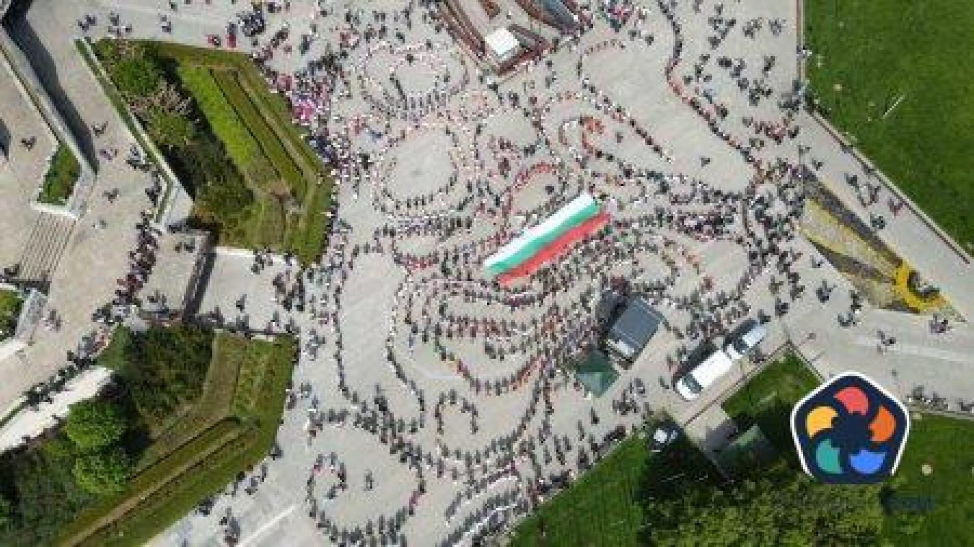 1342 танцьори извиха пред НДК най-дългото хоро в София