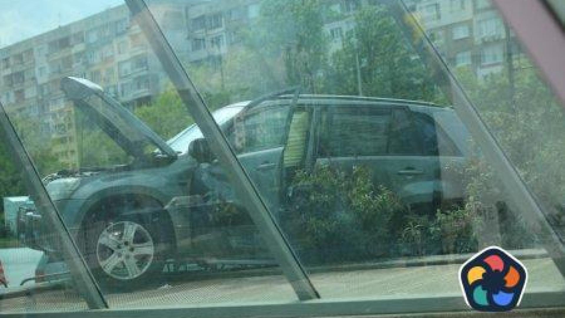 Джип се качи върху метростанция в "Младост"