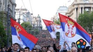 Море от протестиращи срещу насилието блокира Белград (видео)