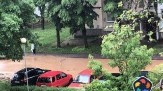 Правец под вода след силен дъжд, реки от кал заляха улиците