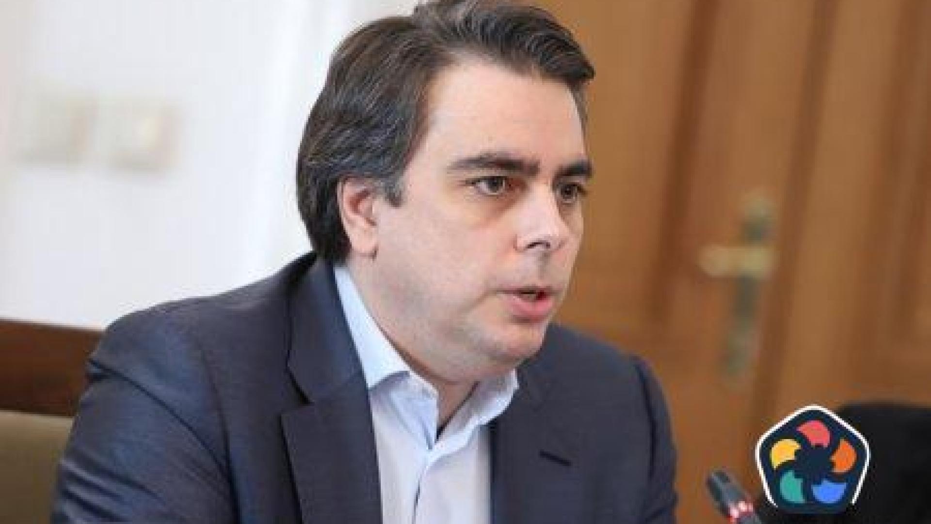 Асен Василев: Силно се надявам да не изберем правителство през задния вход