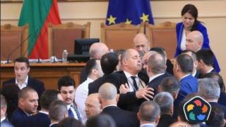 В парламента стигнаха почти до бой