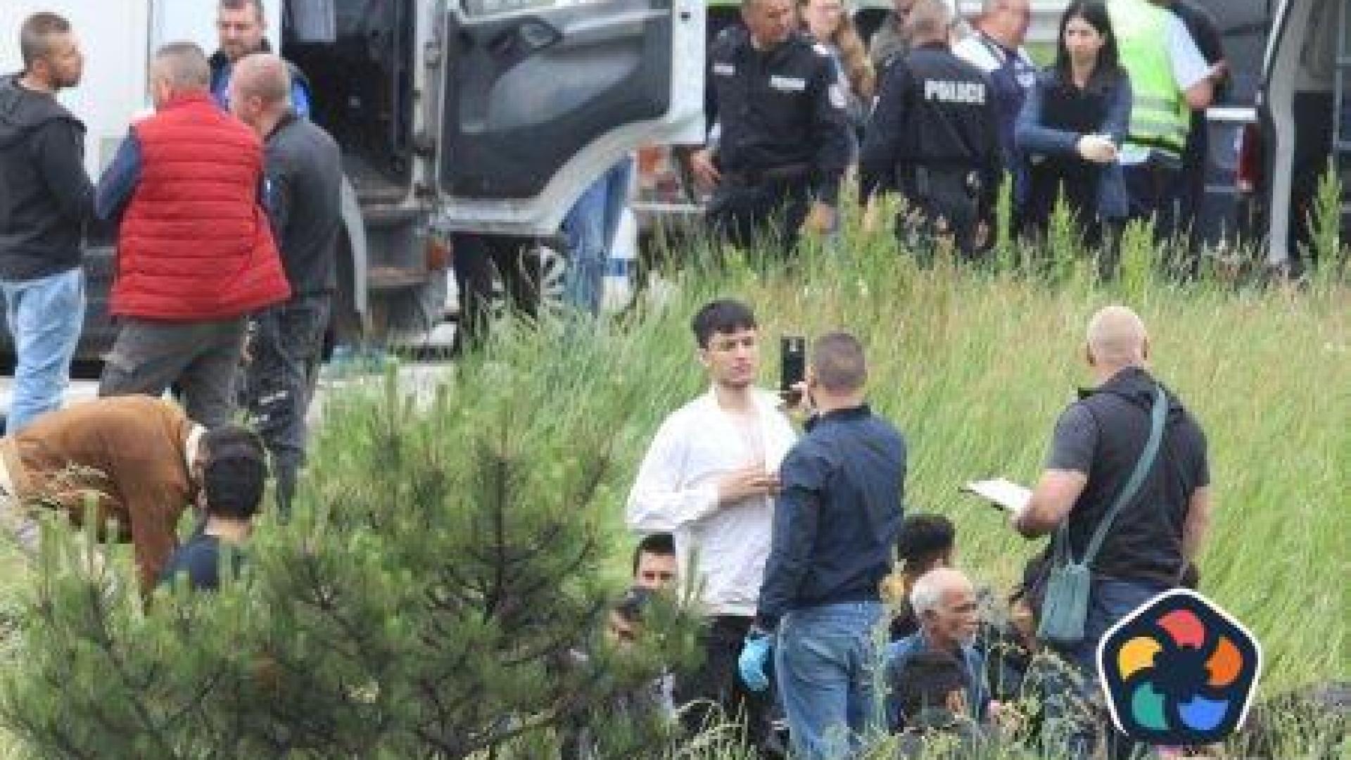 Задържан е камион с 43 нелегални бежанци, шестима са в болница