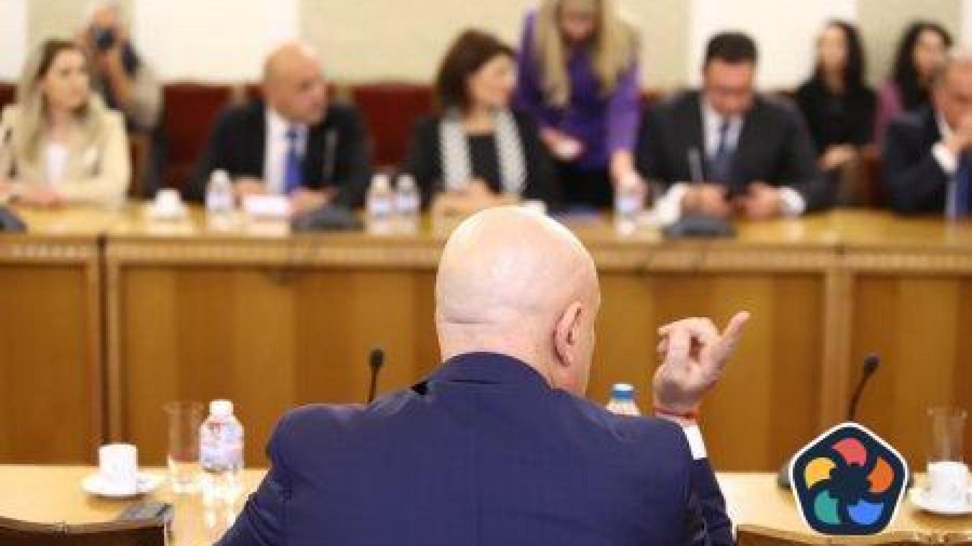 След като ги нарече "политически боклук" Гешев иска депутатите да го изслушат