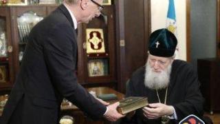 Патриарх Неофит благослови премиера и дари кабинета с библии