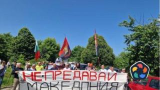 Денков иска да успокои отношенията със Скопие, но настоява за конституционните промени
