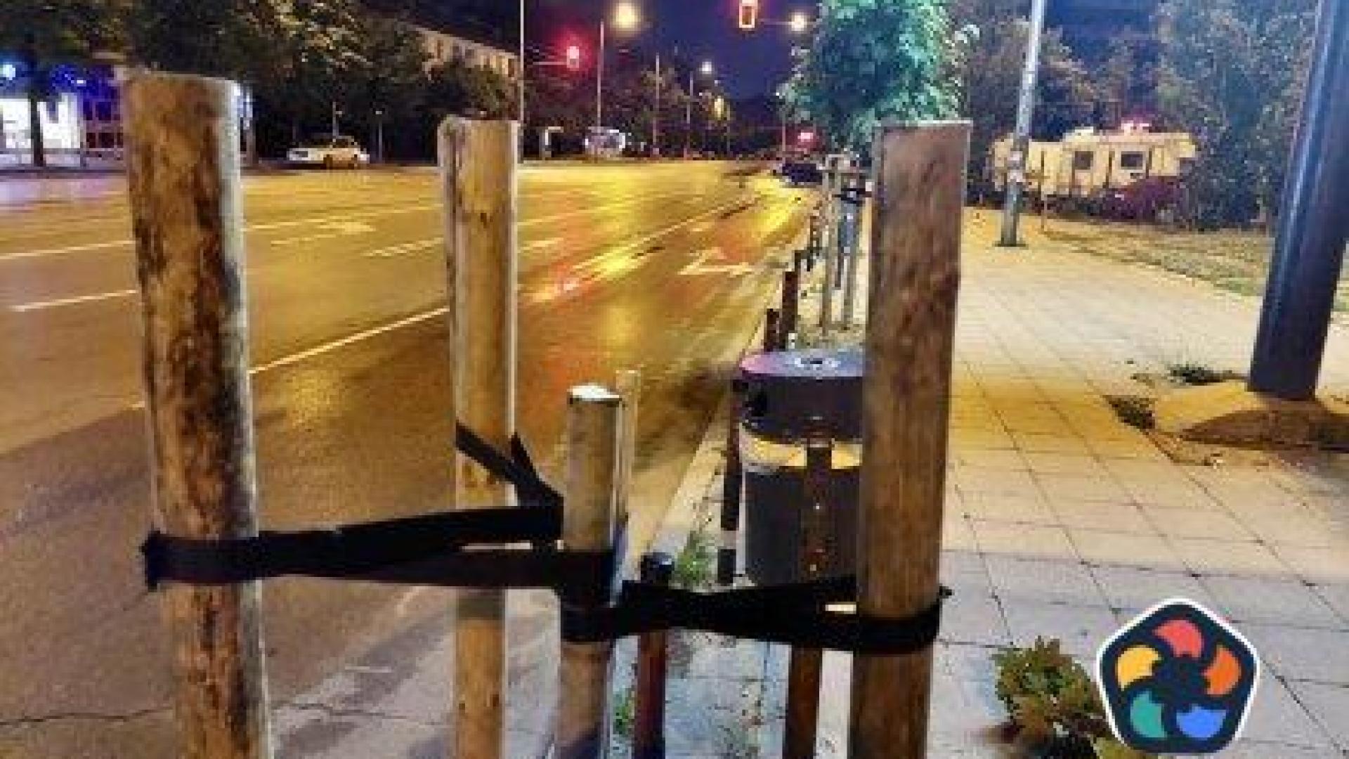 Служители на компания за външна реклама отсекли дървета пред билборд