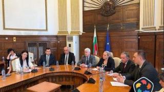 Агроминистърът обеща повече български храни, но заложи на спорни съветници