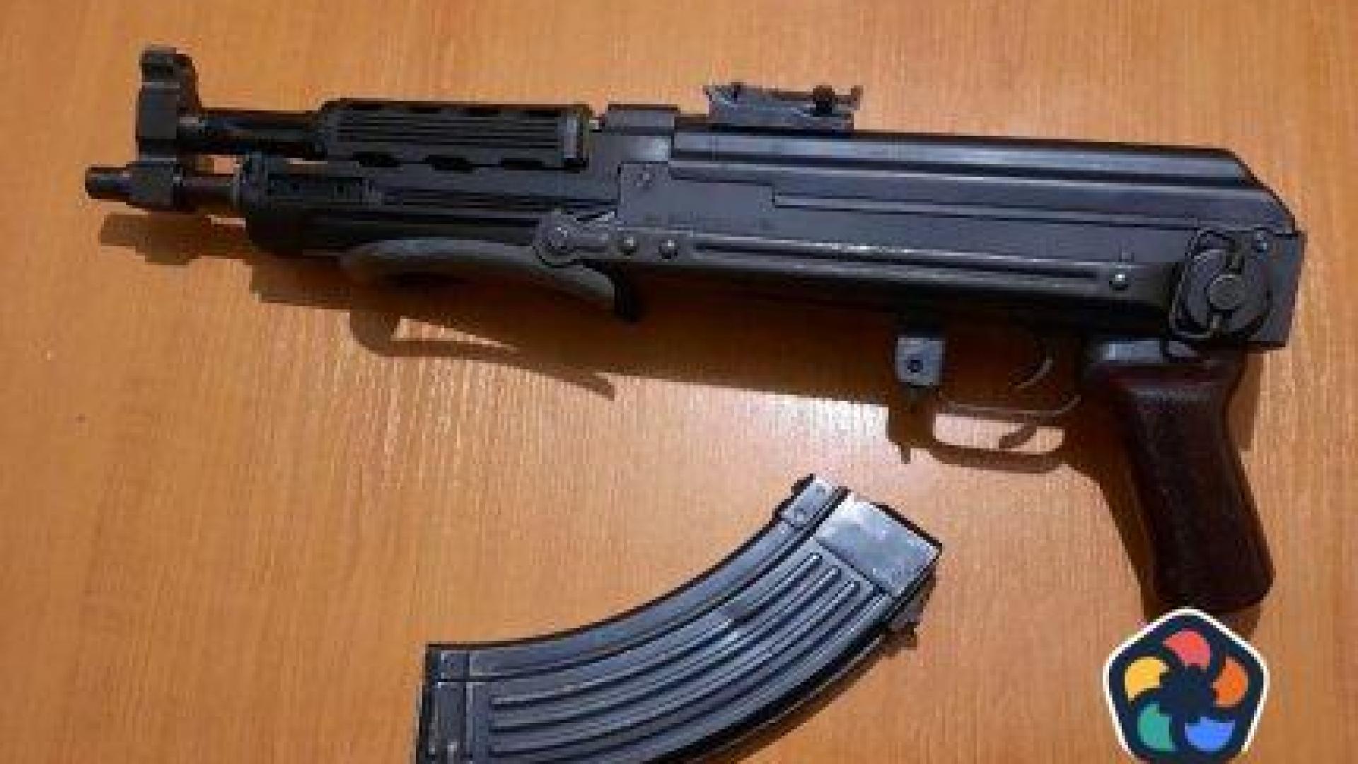Двама мъже са задържани за незаконна търговия с оръжия