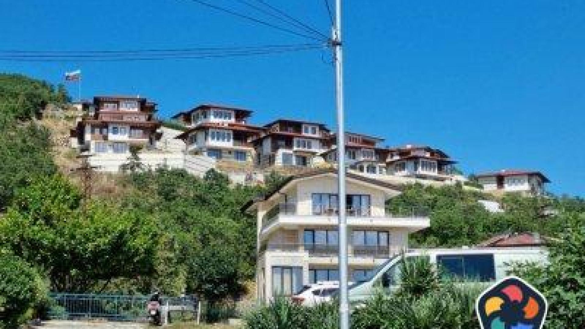 Диневи построиха първи къщи от голям комплекс в Свети Влас. Те са в гори, изключени от защитена екомрежа