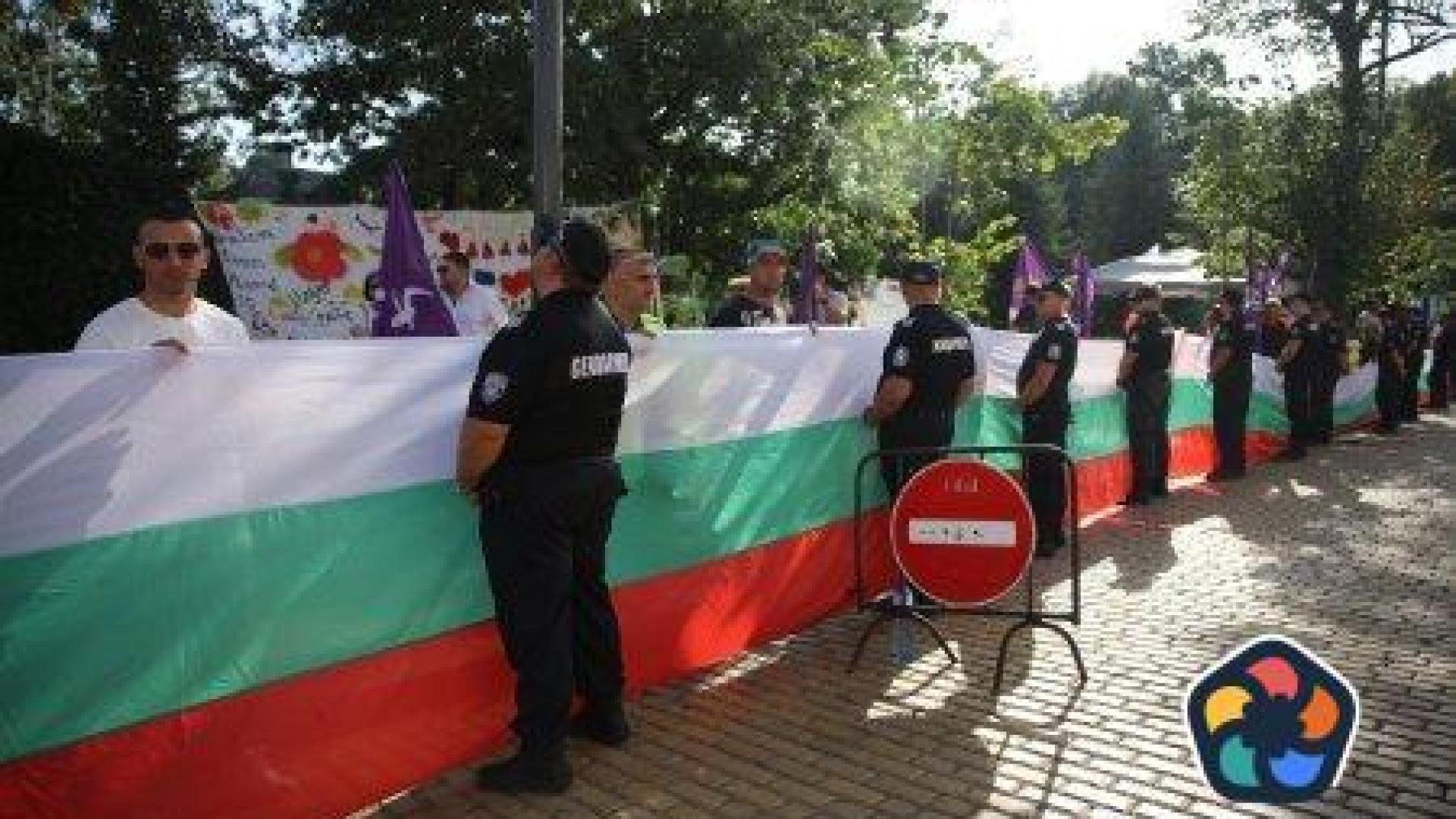 Протестиращи блокираха движението в района на парламента