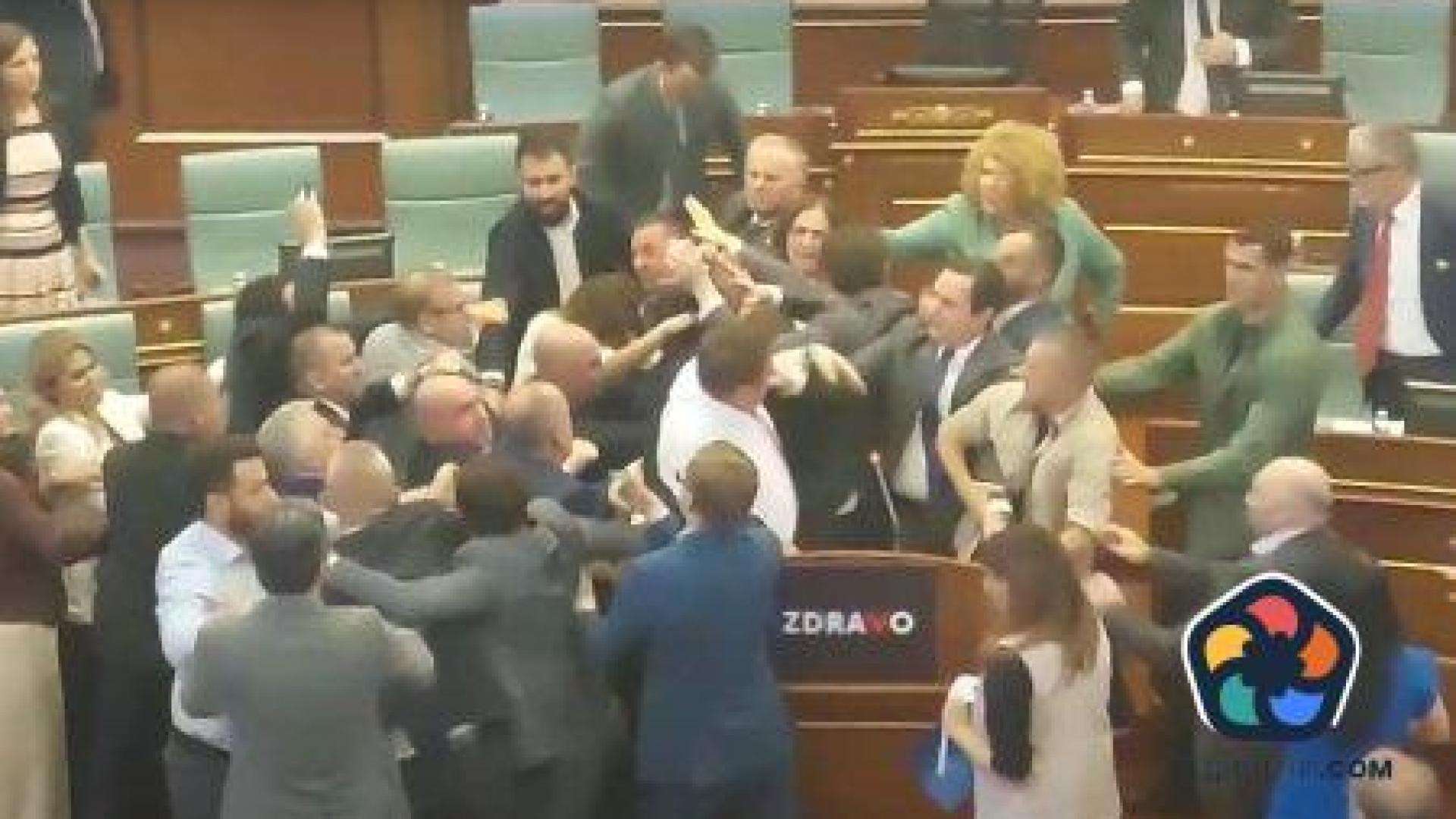 Политици налитат на бой в парламента на Косово