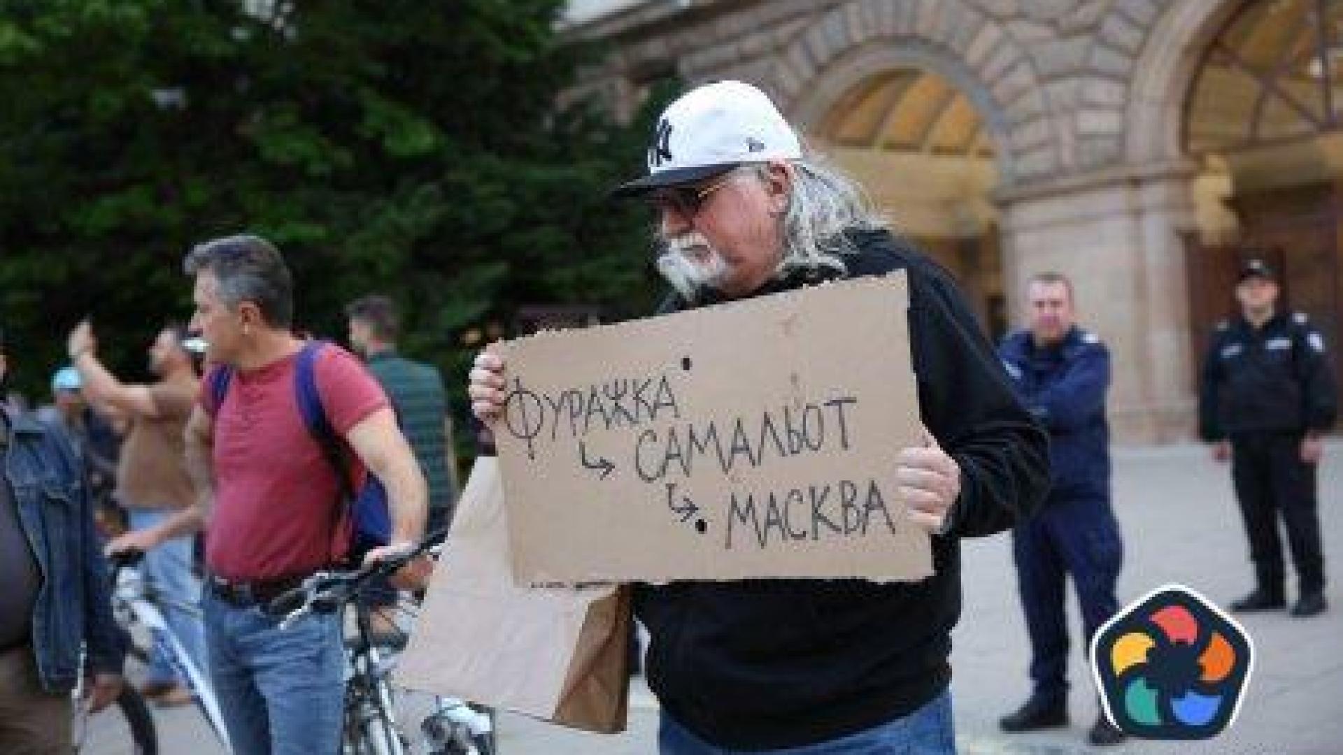 Нов протест срещу Радев. Toй нападна правителството, че се крие зад Украйна
