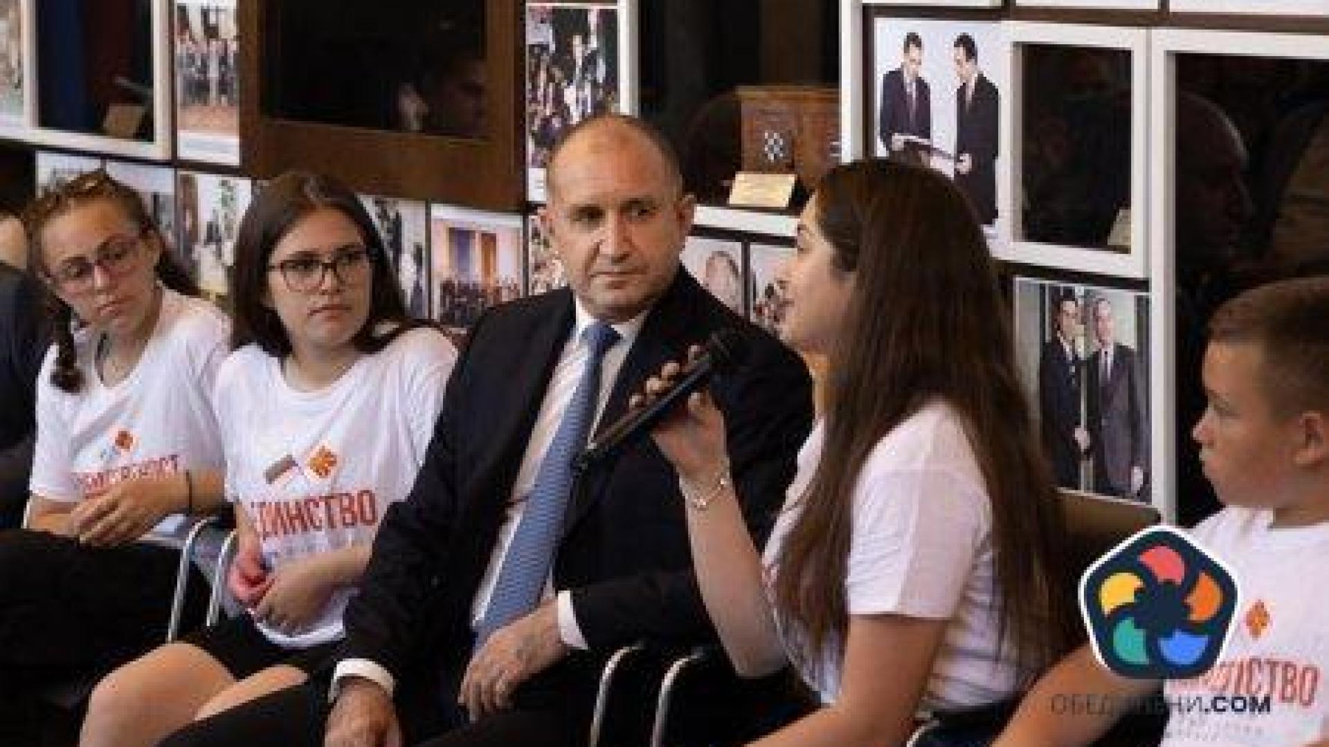 Северна Македония разследва среща на Румен Радев с македонски деца