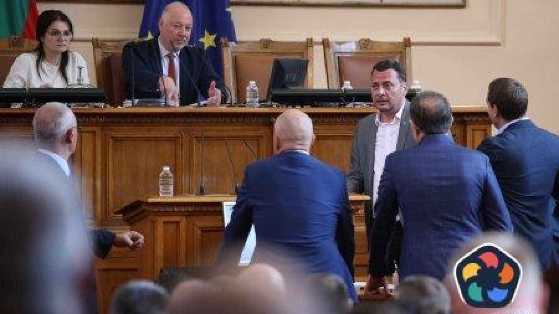 Работата на НС беше блокирана за 3 часа заради надиграване с процедурни хватки