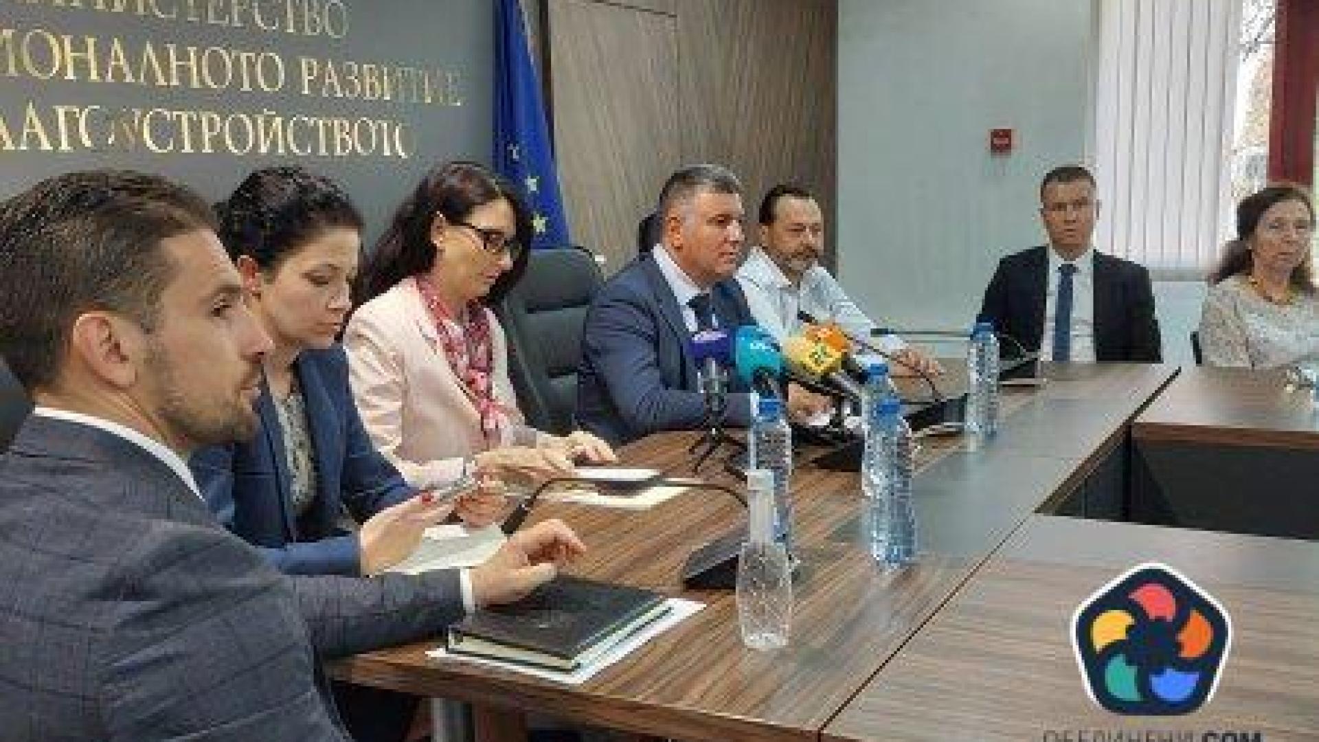 Кой управлява регионалното министерство?