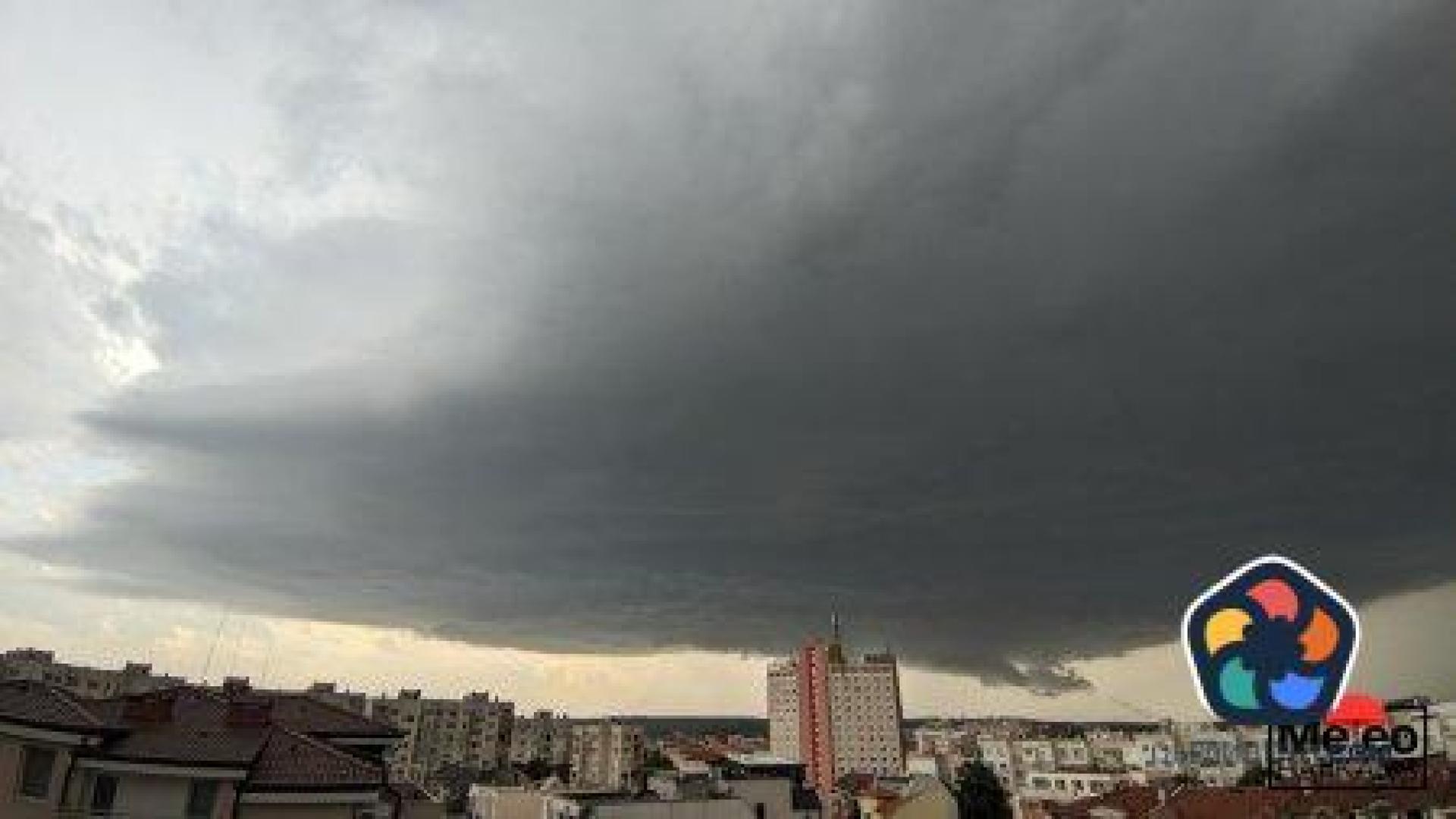 Разхлаждането идва. Градушка с големина на орех удари Враца и Плевен