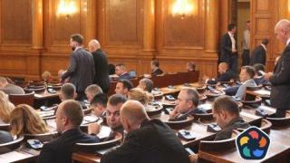 Парламентът прие държавния бюджет след 21-часово маратонско заседание