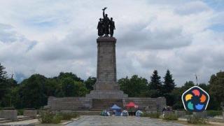 Защитници на Паметника на Съветската армия се втурнаха да го бранят