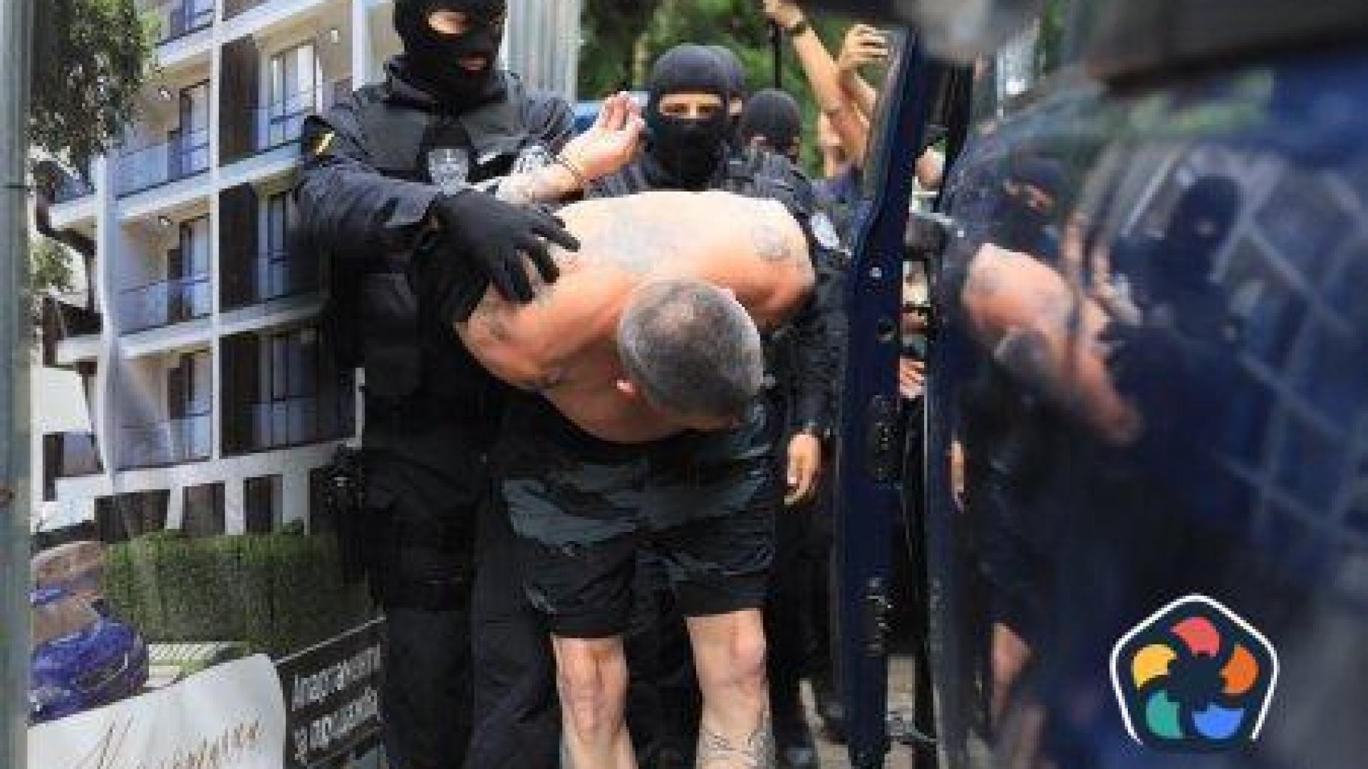 Арестуван за автокражба бе изведен с белезници пред камери