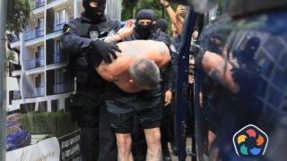Арестуван за автокражба бе изведен с белезници пред камери