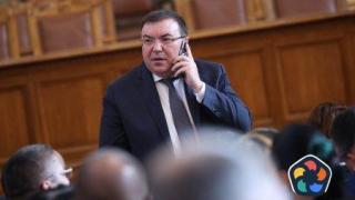 Костадин Ангелов прати МВР и ДАНС във фирмите, изнасящи лекарства